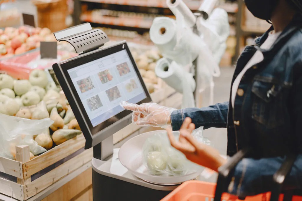 Tablet integrado ao mobiliário comercial da SAFOL, exibindo simulações e conteúdos interativos diretamente na área de exposição de produtos