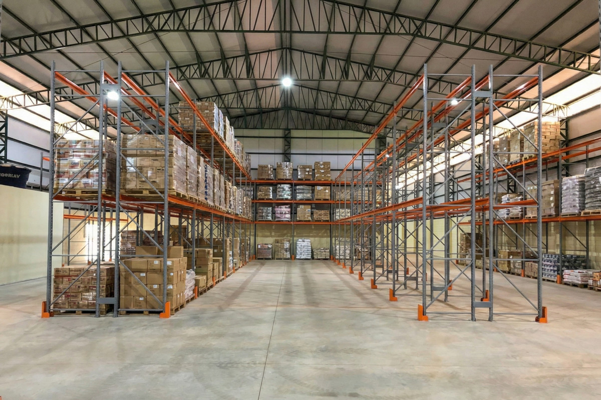Estoque com porta-pallets montado pela Safol