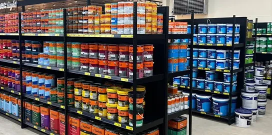 Como garantir segurança na exposição de produtos pesados no varejo